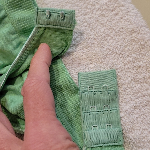 2 New Hanes Classic Comfort Flex Bra's. Size Medium - Picture 11 of 16